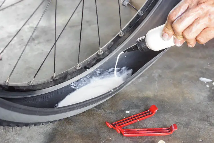 Filling sealant liquid for bicycle tubeless tire to prevent puncture